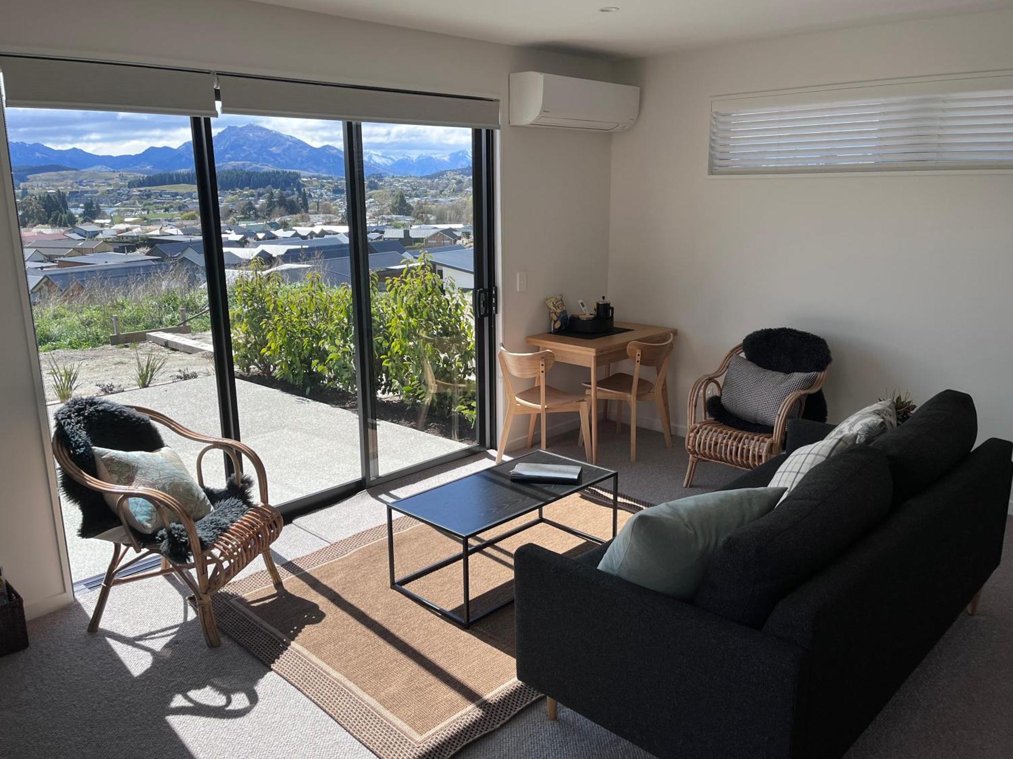 Lake Views - New Apartment With Room To Relax Wanaka Exterior photo