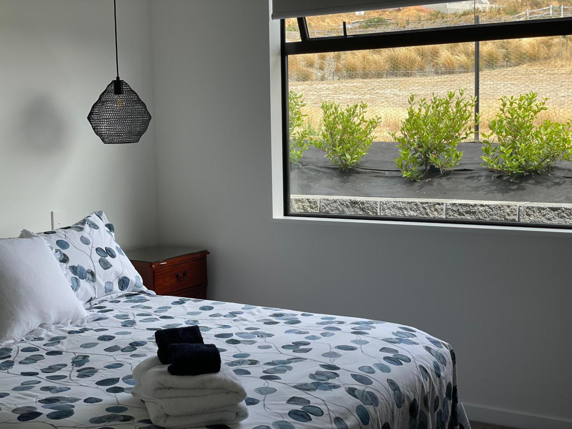 Lake Views - New Apartment With Room To Relax Wanaka Exterior photo