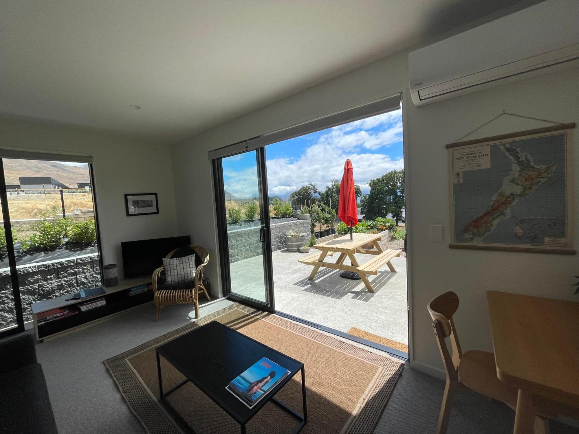 Lake Views - New Apartment With Room To Relax Wanaka Exterior photo