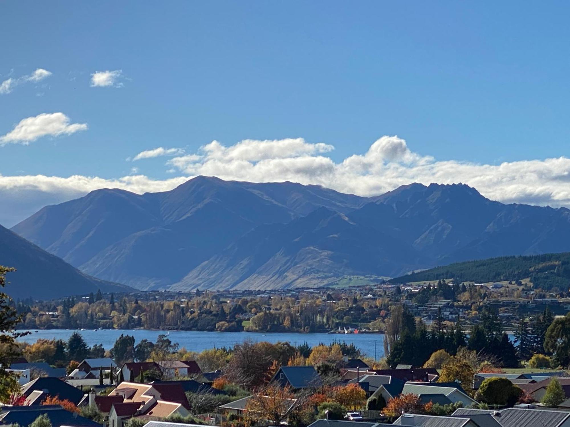 Lake Views - New Apartment With Room To Relax Wanaka Exterior photo