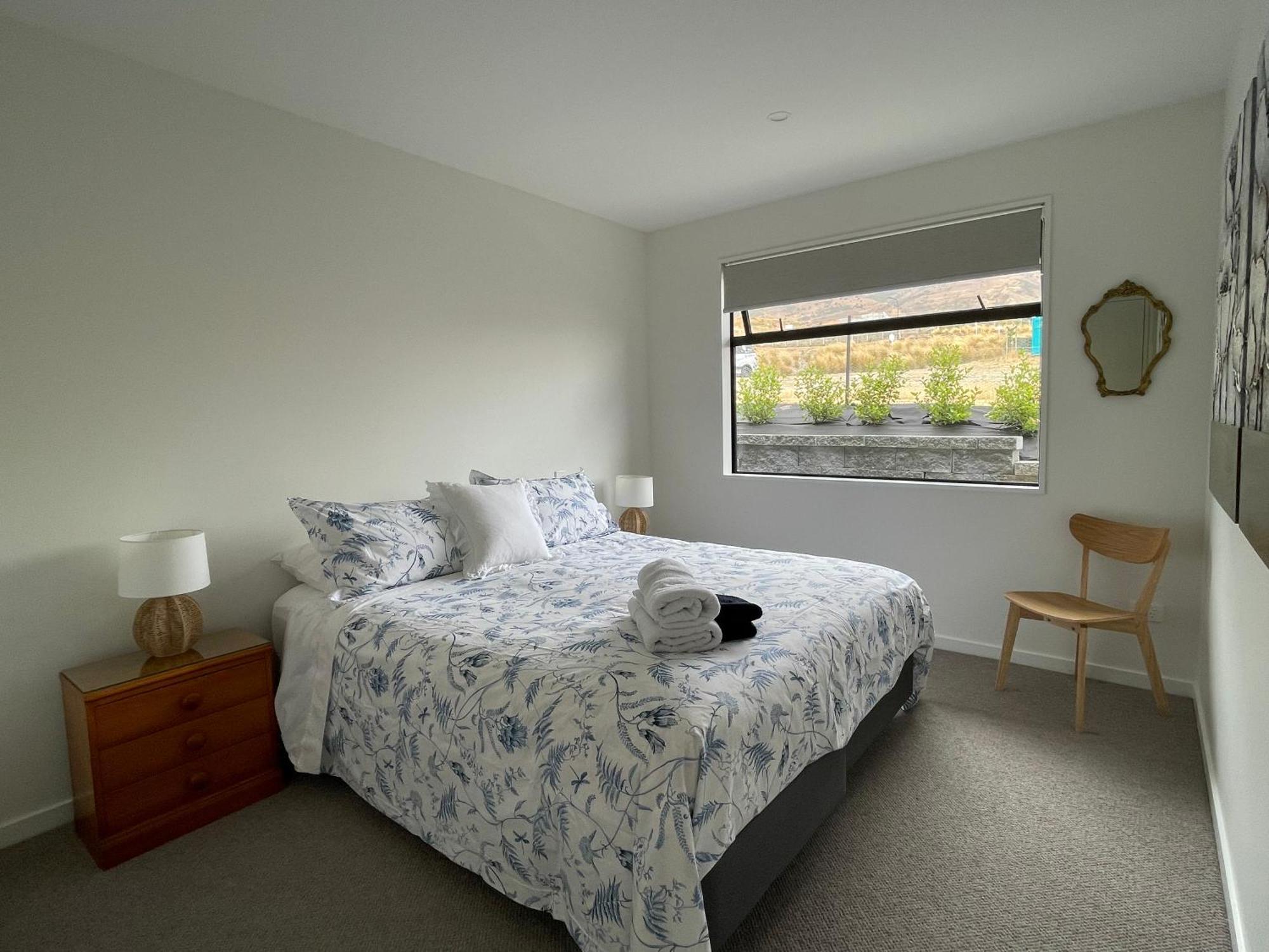Lake Views - New Apartment With Room To Relax Wanaka Exterior photo