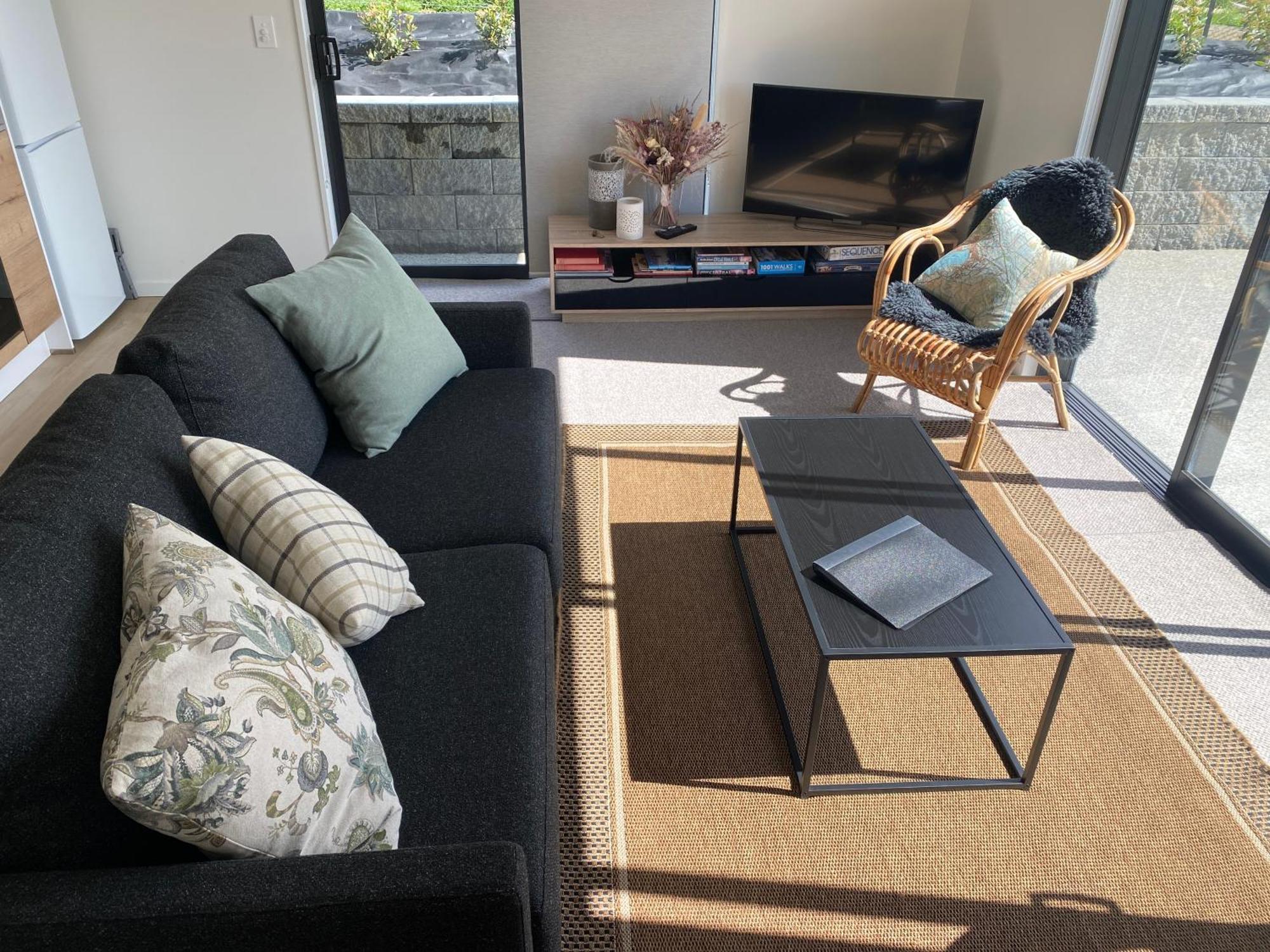 Lake Views - New Apartment With Room To Relax Wanaka Exterior photo